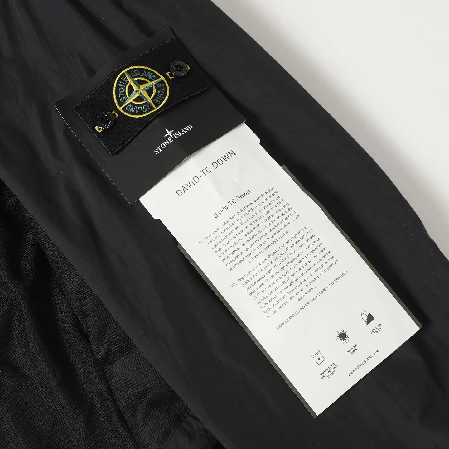 P360 STONE ISLAND black metal nylon jacket Lapel zipper design Breathable mesh inside Made of customized metal nylon fabric Cost is quite high Y-shaped cross-section Fastness level 3 or above Windproof, anti-splash, anti-static Garment dyeing technology gives a unique light metallic luster Simple and elegant design Compass mark on the left chest Left sleeve logo Uniform for men and women Suitable for daily commuting Size: S M L XL